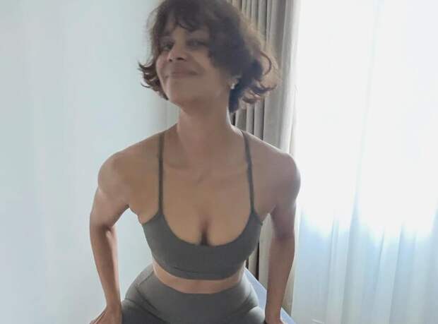 Актриса Холли Берри выложила фото в топе и легинсах