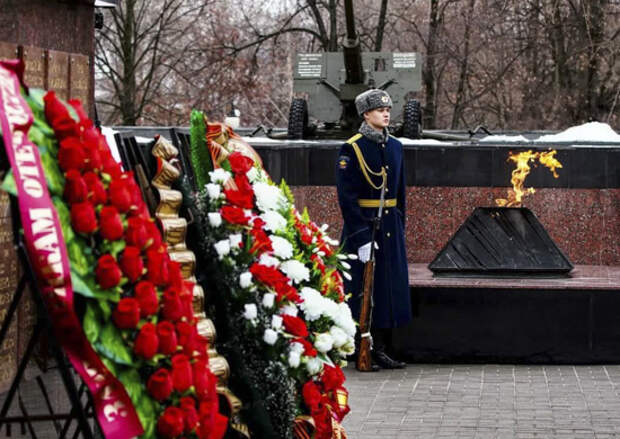 Офицеры управления общевойсковой армии ЗВО возложили цветы в честь 79-й годовщины освобождения Воронежа