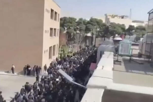 Иранские студенты второй день проводят акции протеста в университетах