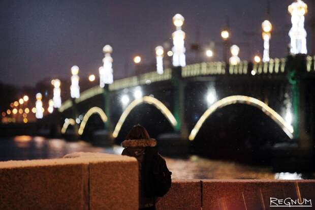 Мосты в Петербурге подсветили в цвета флага РФ на День защитника Отечества