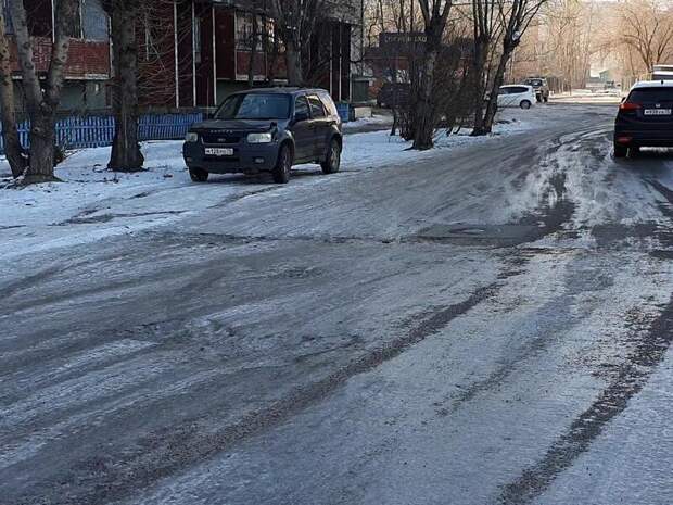 В центре Читы начали перекрывать парковки для уборки наледи