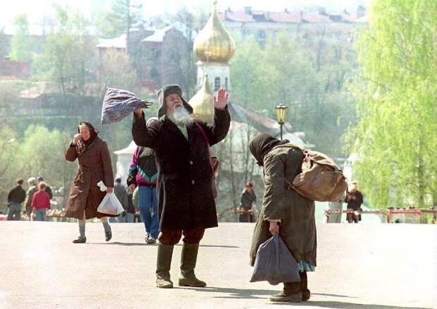 Двое нищих приветствуют друг друга на улице Сергиева Посада. 15 мая, 1994 года.