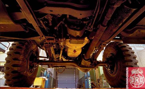 Впереди все расположено довольно плотно. Основной целью, судя по всему, было не вынести легко уязвимые картеры агрегатов за пределы защищенных мостом и поперечинами областей днища.