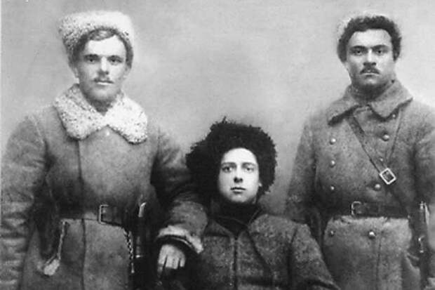Даниил Ильич Терпило (атаман Зелёный, 1886-1919 гг) в центре фото