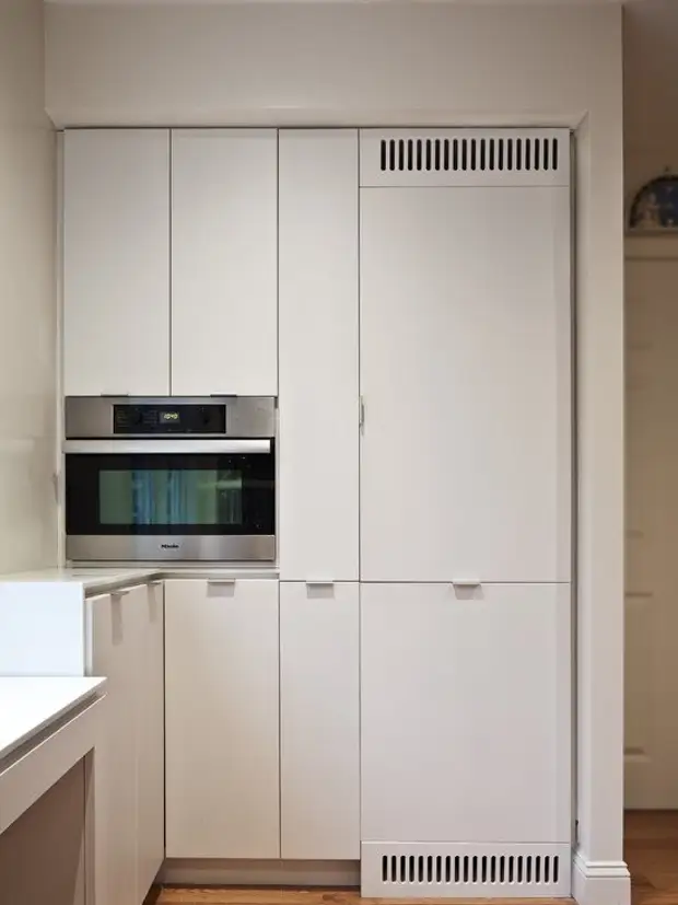 Вентиляционный холодильник. Холодильник встроенный в нишу. Встраиваемый холодильник для кухни. Встроенный холодильник на кухне. Холодильник встроенный в шкаф.
