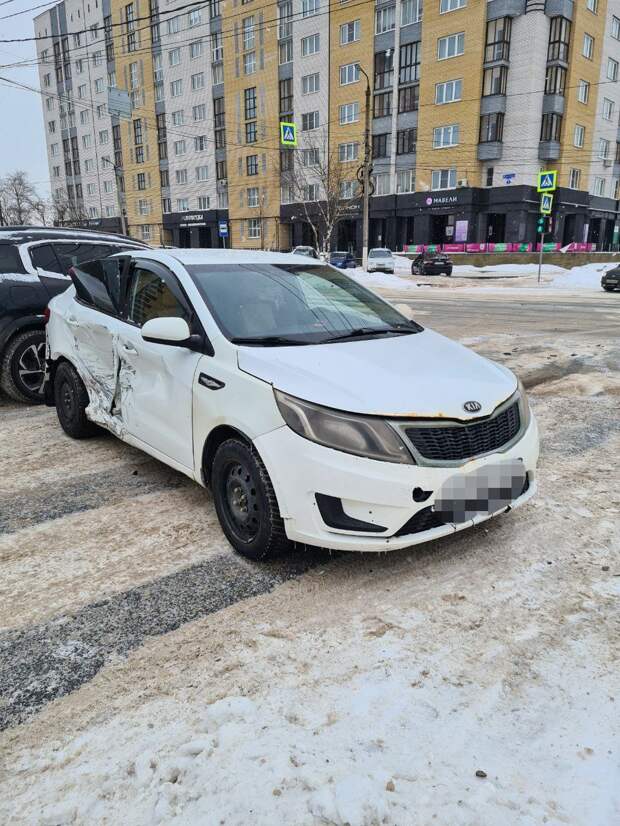 В Твери в столкновении двух легковушек травмы получила девушка-пассажир