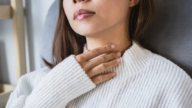 Отоларинголог Аветисян рассказал, что может означать ощущение кома в горле