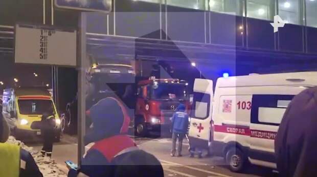 Самосвал "встал на дыбы" и застрял под мостом в Москве