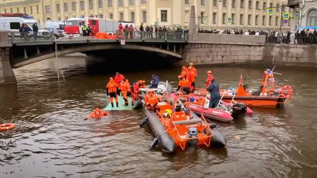 Студент рассказал о спасении людей из тонущего автобуса в Петербурге