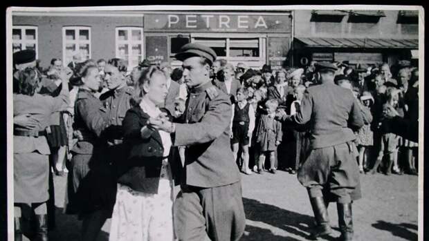 Советские солдаты танцуют с датскими женщинами. Источник https://www.dr.dk/nyheder/regionale/bornholm/bornholmerne-mindes-russernes-besaettelse-med-ny-udstilling