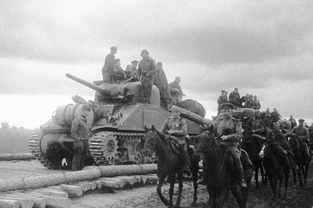 Подразделение кавалерии и танковая часть Юго-Западного фронта на американских танках «Шерман», поставленных по ленд-лизу, 1943 г.