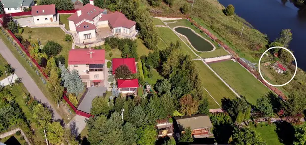 Дача Долиной в Славино за красно-коричневым забором. (в кружке остатки строительного мусора)