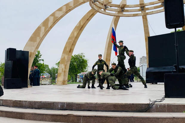 Артисты ансамбля песни и пляски ЦВО провели концерт под открытым небом в Бишкеке