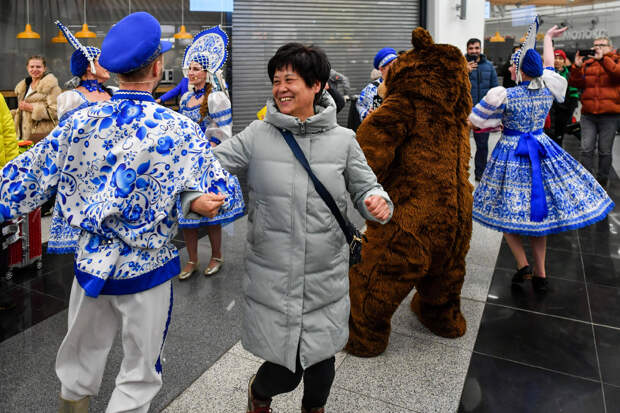 24 февраля 2023 года в аэропорту Шереметьево прошла церемония встречи прибывшей в Россию группы китайских туристов. Фото: ИА «Синьхуа», Цао Ян