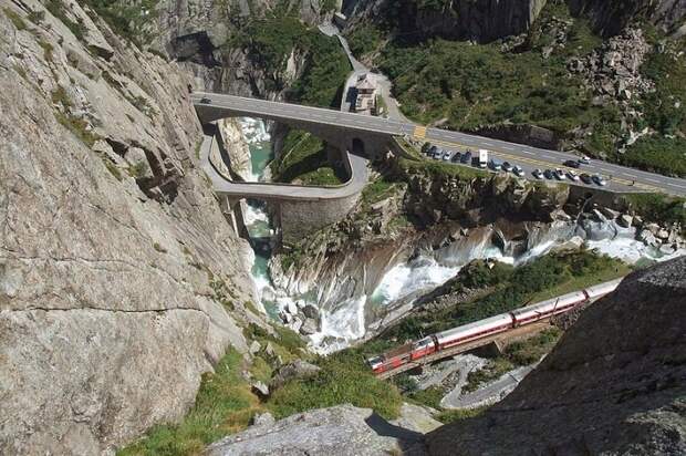 Мост облегчает переправу через ущелье Шёлленен и по сей день (Teufelsbrиcke, Швейцария).