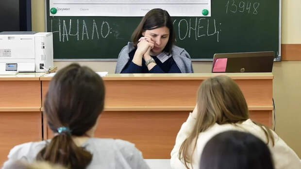 Российские учителя рассказали, сколько получают на самом деле