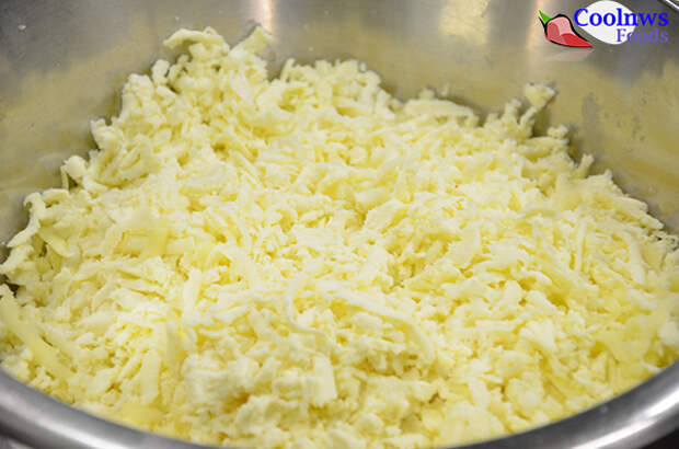 Для начинки используем сыр сулугуни: просто натереть его на терке
