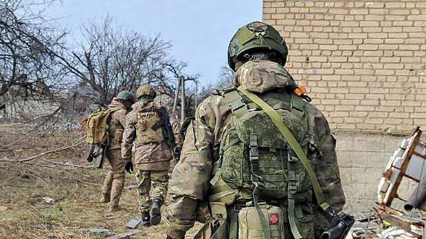 Российские военные помогают эвакуироваться жителям Харьковской области