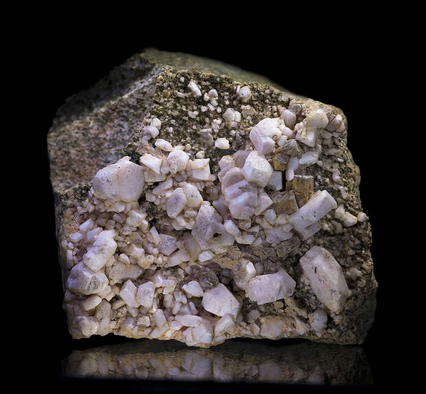 https://upload.wikimedia.org/wikipedia/commons/thumb/3/35/Albite2.jpg/972px-Albite2.jpg