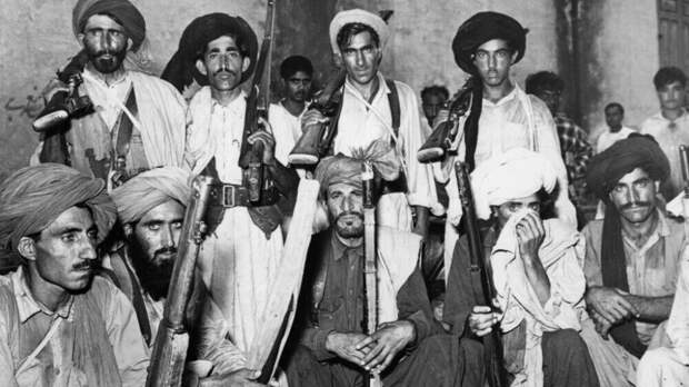 Во время первой войны Пакистана с Индией в 1947 году применяли дедовские ружья, а сегодня грозят атомными бомбами. Фото: 1MI
