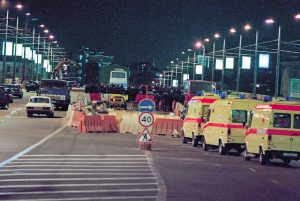 На фото: место происшествия на Красной площади, где террористом был захвачен автобус с южнокорейскими студентами, 1995 год.