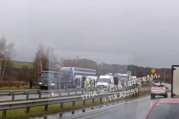 На мосту через реку Упа под Тулой собралась пробка из-за перевернувшейся фуры