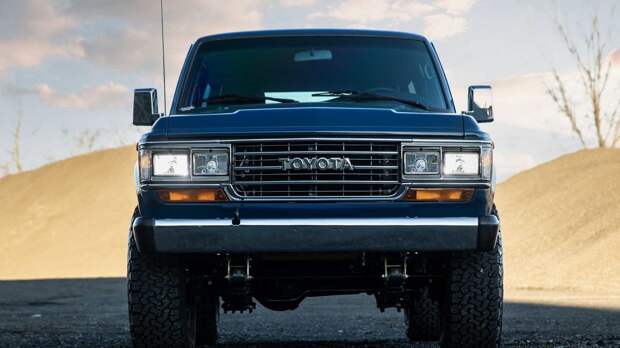 Мощный рестомод на базе 33-летнего Toyota Land Cruiser