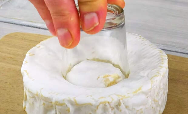 Втыкаем стакан в центр сыра: заливной пирог без муки внутри
