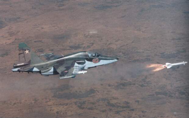 Су-25Т запускает ракету