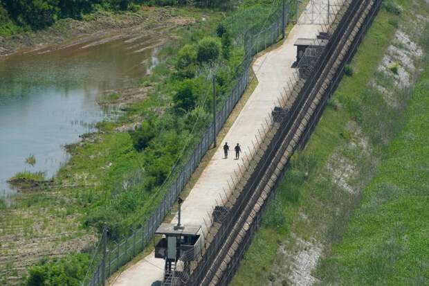Yonhap: военнослужащие КНДР начали возводить стену на границе с Южной Кореей