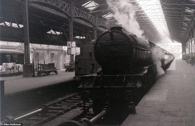 Локомотив на одной из платформ лондонского вокзала Мэрилебон, 25 октября 1958 года