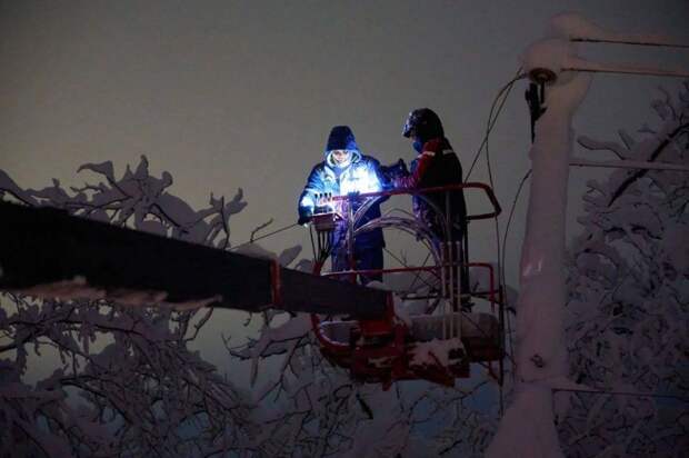 За 36 часов энергетики вернули свет в дома 52 тысяч туляков