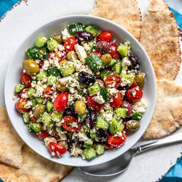 Салат с сыром фета. \ Фото: silkroadrecipes.com.