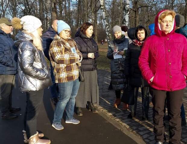 Глава управы пообщается с жителями домов на Челобитьевском во время субботнего обхода Фото: управа района Северный