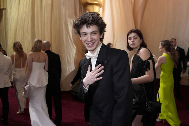 Модель Миногарова: Марк Эйдельштейн встречается с художницей Коэн