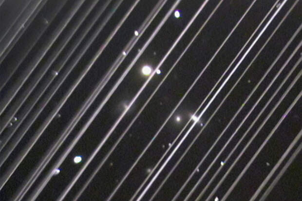 Фотография группы галактик с телескопа в Аризоне, диагональные линии — свет, отражённый от 25 спутников Starlink (Victoria Girgis | Lowell Observatory)