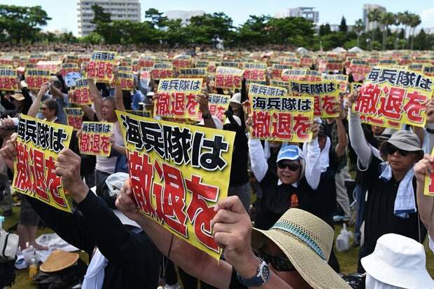 В 2016 году десятки тысяч японцев вышли с плакатами «Выведите корпус морской пехоты», протестуя против американского военного присутствия в Нахе, Окинава, после того, как один из морских пехотинцев с базы США был заподозрен в совершении двойного преступления против местной женщины.
