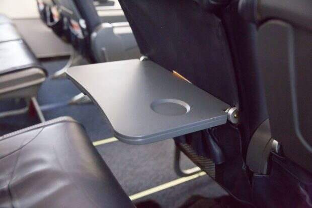 откидной столик в самолёте