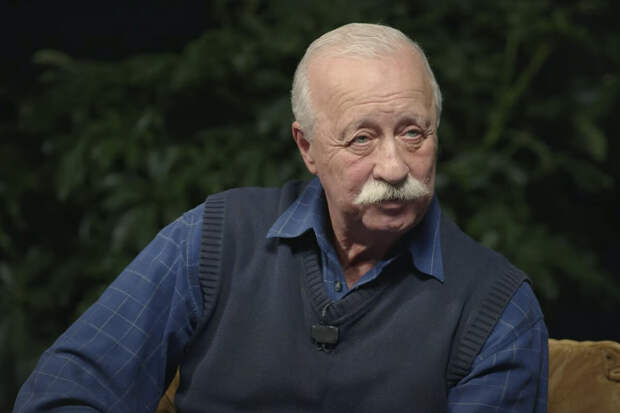 КП: телеведущий Якубович рассказал, как сын спас его от мошенников