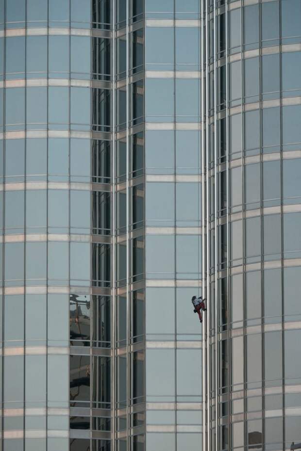 Ален Робер по прозвищу Человек-паук покоряет самое высокое в мире здание Бурдж-Халифу (828 м)