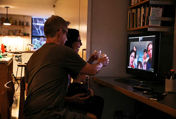 Американская семья общается с родственниками по Skype после рабочего дня на удаленке