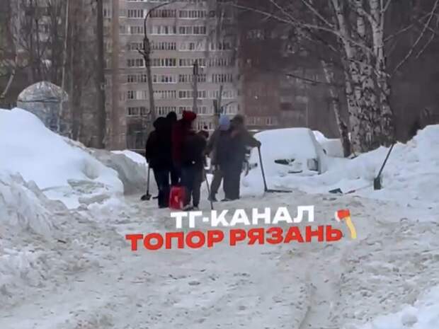 Рязанцы вышли с лопатами, чтобы самостоятельно очистить дорогу в Дашково-Песочне