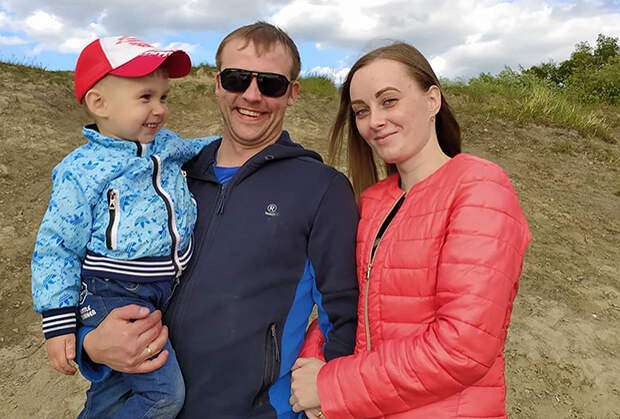 Руслан Чистяков с женой и сыном