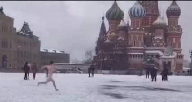 Оппозиционер-акционист пробежался без трусов по Красной площади