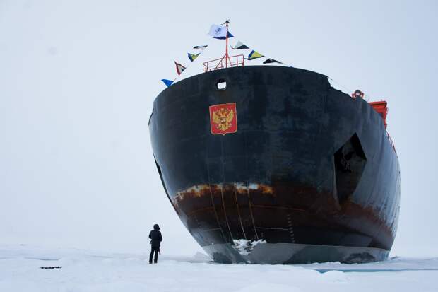 Ледоколы дали гудок в честь 65-летия легендарного полета Юрия Гагарина