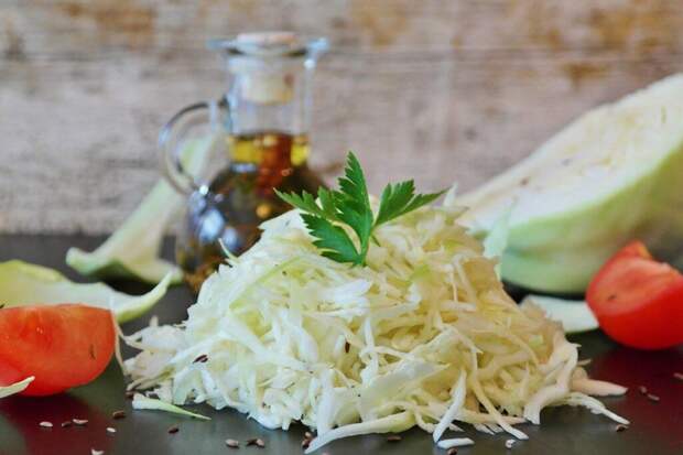 Греческое блюдо из капусты и риса: горячее и душевное спасение для пустого холодильника