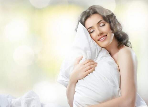 Женский сон более чуткий, оттого что электрическая активность мозга у прекрасного пола во время сна снижается всего на 10%.