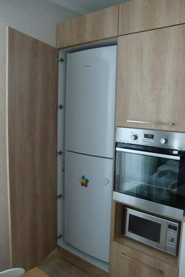 Отдельно стоящий холодильник, размещенный в кухонном шкафу. Выглядит так себе, а в использовании и того хуже. Источник: kitchendecorium.ru