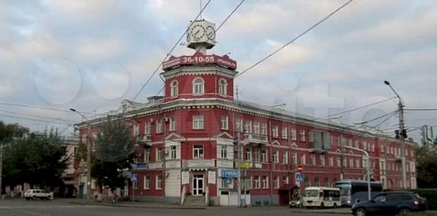 Квартиру в доме под часами продают в центре Барнаула за 4 млн рублей