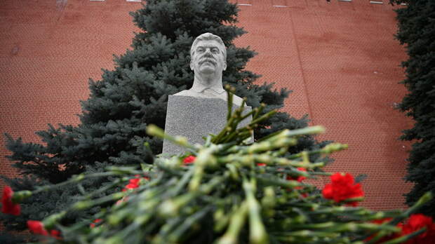 Правнук Сталина потребовал эксгумировать останки советского вождя